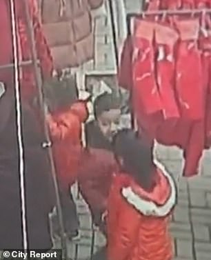 ВИДЕО показва как трафикант примамва тригодишно момиче с играчка, преди да я отвлече (СНИМКИ)