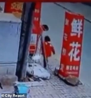 ВИДЕО показва как трафикант примамва тригодишно момиче с играчка, преди да я отвлече (СНИМКИ)