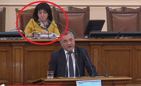 Караянчева направи нещо интересно и незабелязано пред очите на депутатите (СНИМКИ)