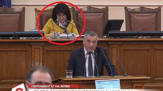 Караянчева направи нещо интересно и незабелязано пред очите на депутатите (СНИМКИ)