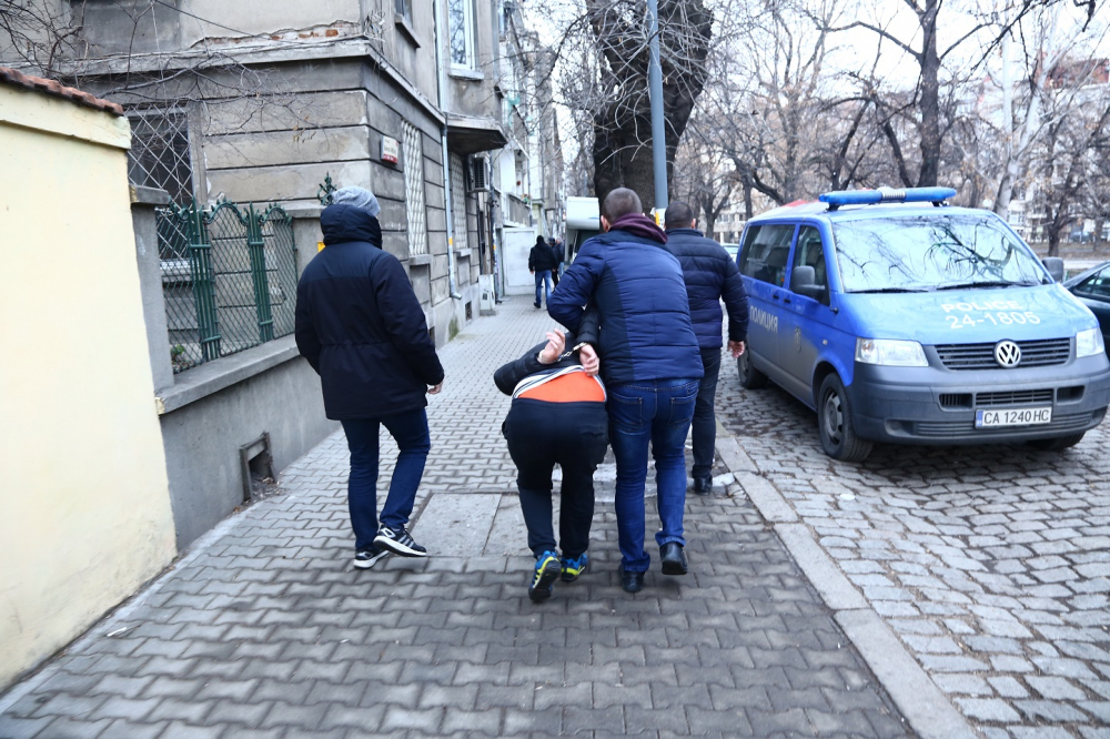 Мъж се потроши жестоко след неуспешен опит за бягство от столичните ченгета 