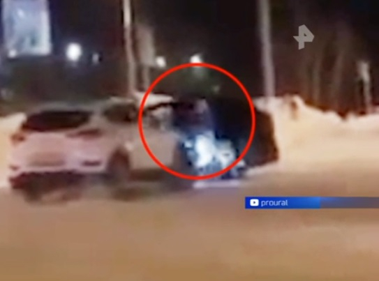 Ужасяващо ВИДЕО: Вбесена съпруга гази с бял джип мъжа си, спипан с любовница на паркинг