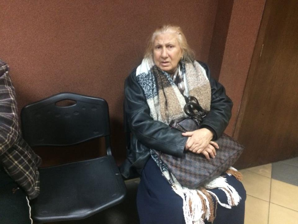Ромска свада: Разлютена циганка налетя да бие сестрата на цар Киро в съда (СНИМКИ)