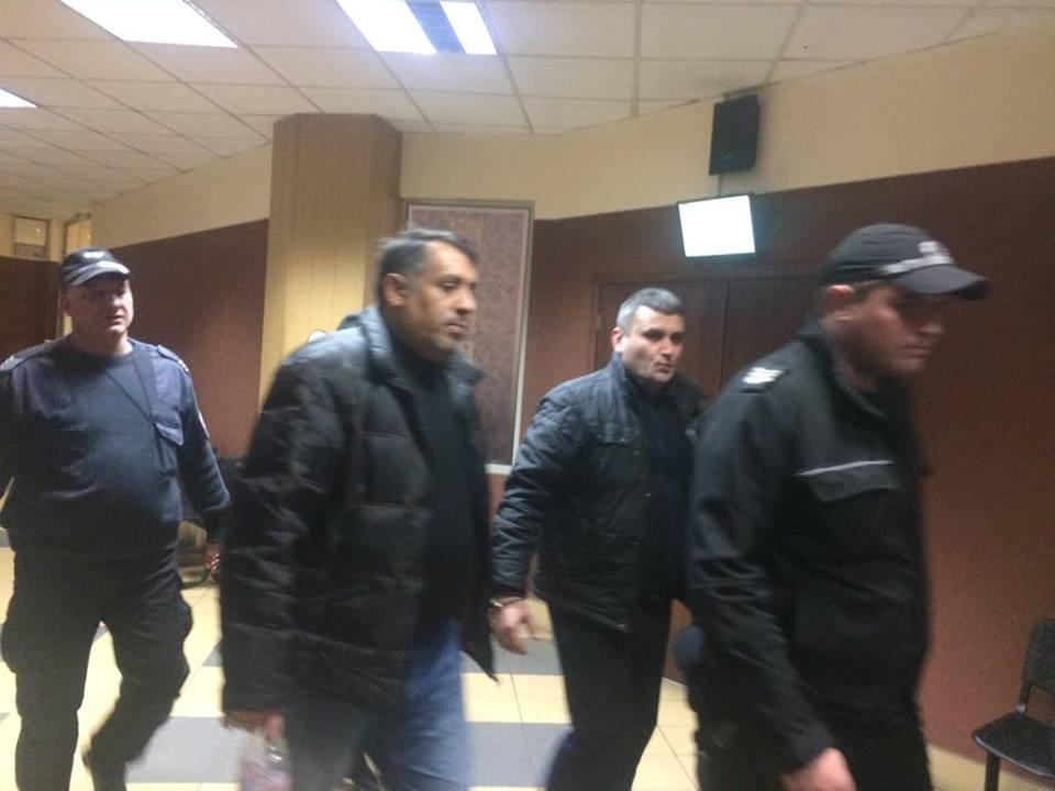 Ромска свада: Разлютена циганка налетя да бие сестрата на цар Киро в съда (СНИМКИ)