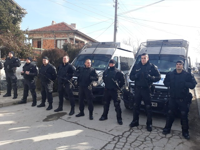 Защо още не са сринати всички незаконни цигански къщи във Войводиново - кметът на община Марица обяснява пред БЛИЦ