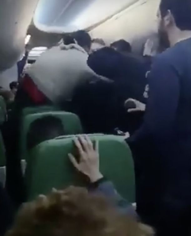 Екшън над Ница: Тунизиец крещи „Аллах Акбар!“ и нападна пилотската кабина на лайнер (СНИМКИ/ВИДЕО)