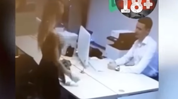 Шок! Жена се съблече в банката, за да й дадат заем (ВИДЕО)