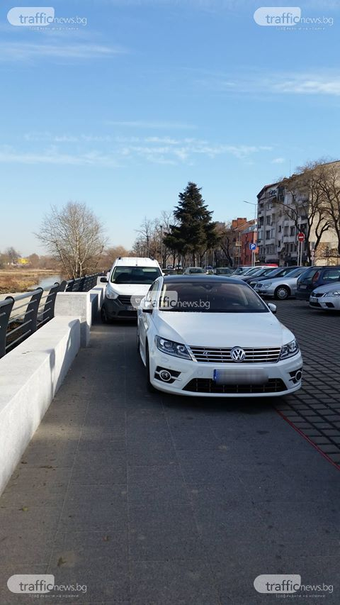 Нагъл шофьор паркира на алея, а когато му направиха забележка, заплаши с... (СНИМКИ/ВИДЕО)