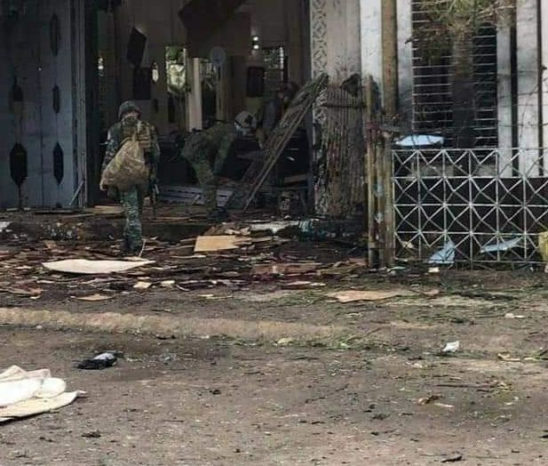 Брутален терор окървави Филипините! Бомби изгърмяха в катедрала и оставиха купчина трупове (СНИМКИ 18+)