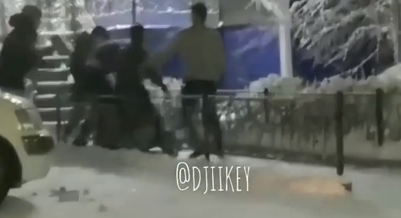 Младежи се надрусаха и устроиха зверски бой пред нощен бар (ВИДЕО)