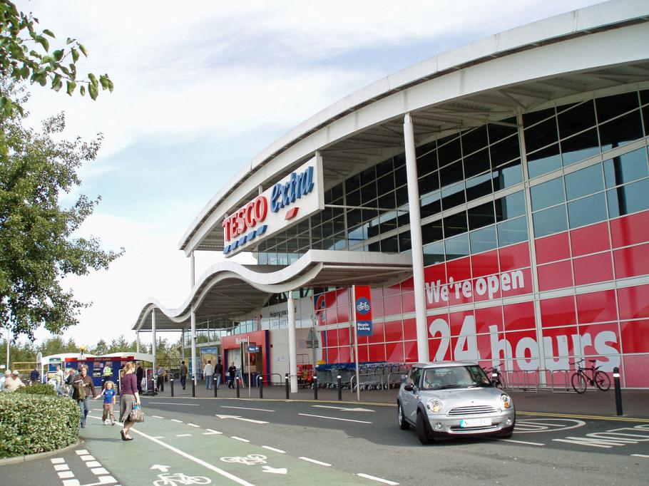 Кризата захапа Острова: Най-голямата верига Tesco съкращава 15 000 служители, закрива отдели и столовите за персонала 