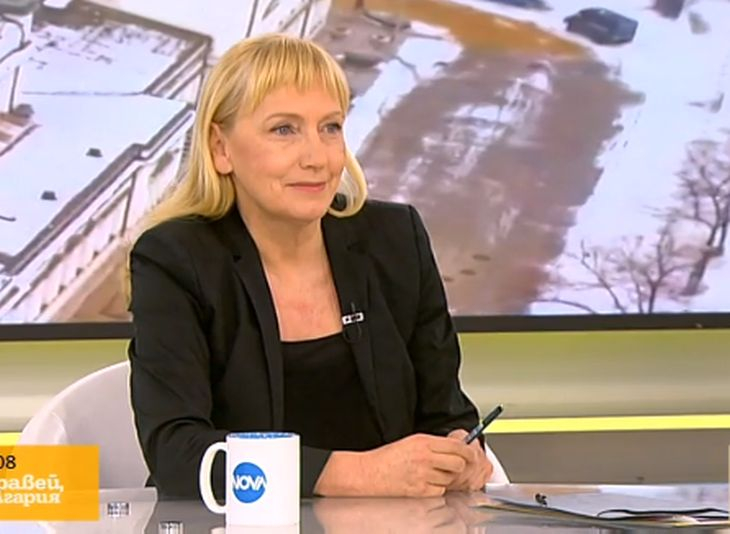 Елена Йончева цъфна нахилена при Виктор Николаев, започна да се оправдава