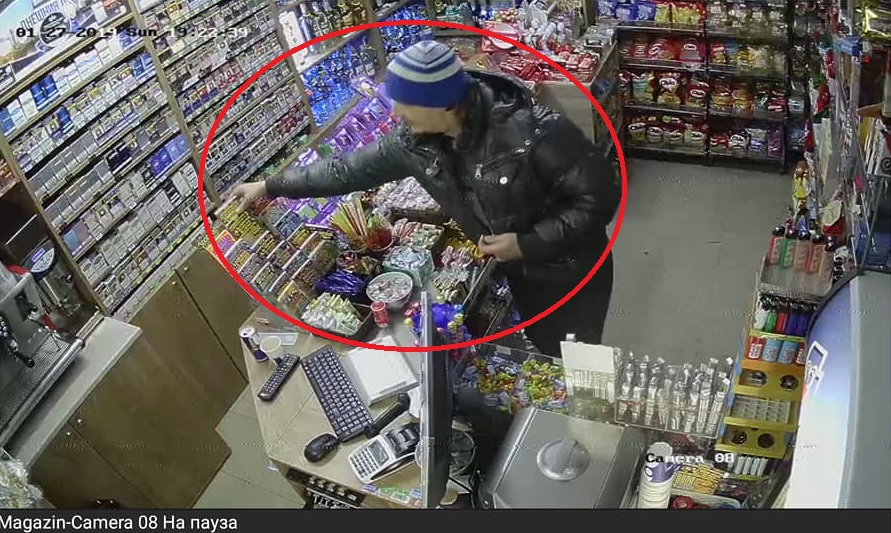 Само в БЛИЦ! Цялата мрежа дири под дърво и камък този нагъл апаш, вършал в столичния ж.к. "Дружба" 1 (СНИМКИ)