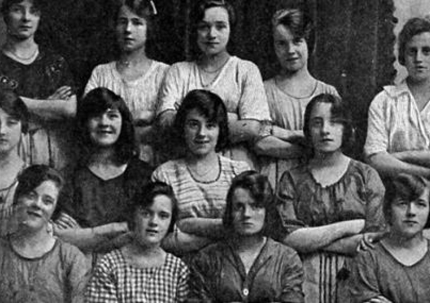 СНИМКА от 1900-а във Великобритания шокира и плаши заради нещо много зловещо