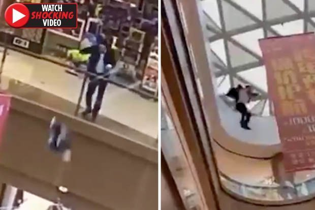 Шокиращо ВИДЕО показва как мъж хвърля 6-годишно дете през третия етаж на мол, а после скача и той