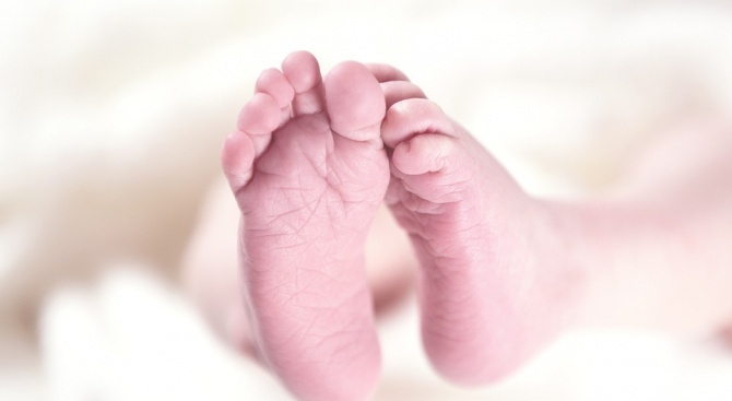 Чудо в Разлог! Жена, висока 1.40 м роди по нормален начин бебе с тегло 4.3 кг