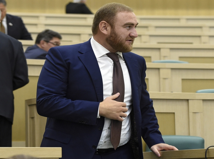 Оковаха на живо руски сенатор за поръчкови убийства и кражба на газ за над 13 милиона евро от "Газпром" (ВИДЕО)