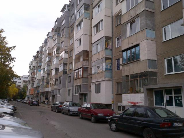 Природата съвсем се обърка! Софиянец забеляза нещо много странно пред блока си (СНИМКА)