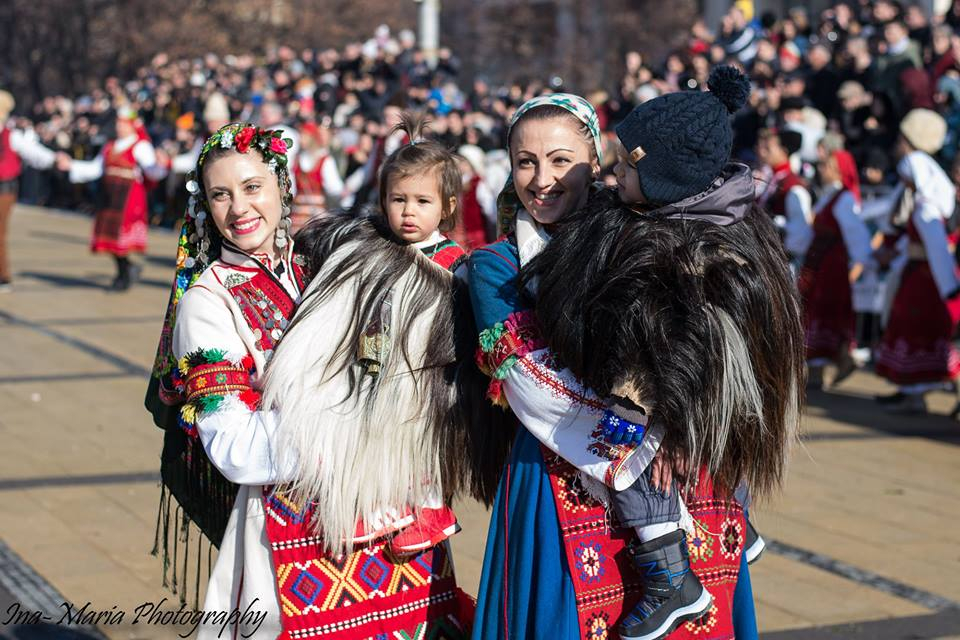 Благоевградско семейство прикова всички погледи на кукерския фестивал в Перник (СНИМКИ)