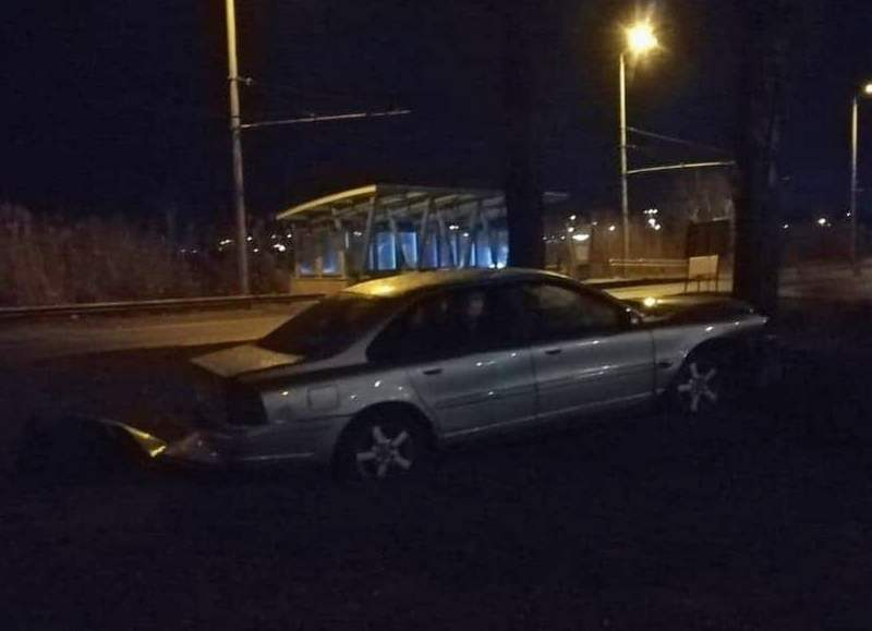 Зрелищни СНИМКИ: Кола излетя на 40 метра от пътя и се заби в дърво в Бургас 