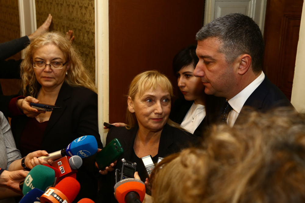 Йончева предлага официално НС да премине към работа на тъмно
