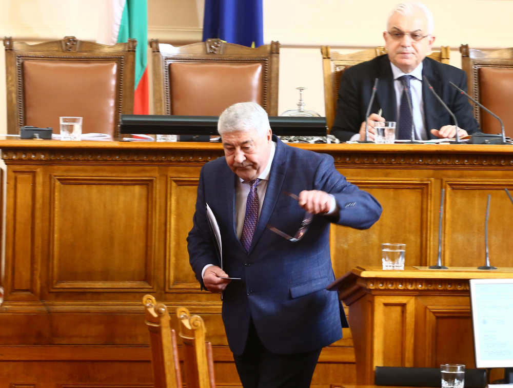  Спас Гърневски: Нинова да запази самообладание, никой не говори за нея 