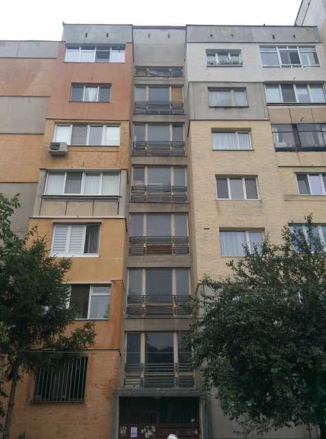 Няма такава панелка! Столичен блок привлича като с магнит погледите на минувачите заради... (СНИМКИ)