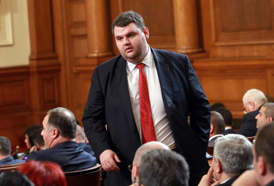 Фабриката за фалшиви новини заля Фейсбук с фейкове за Пеевски 