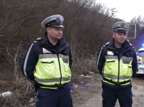 Тези двама полицаи спасиха изпаднала жена в беда на Е-79 между Монтана и Видин (ВИДЕО)