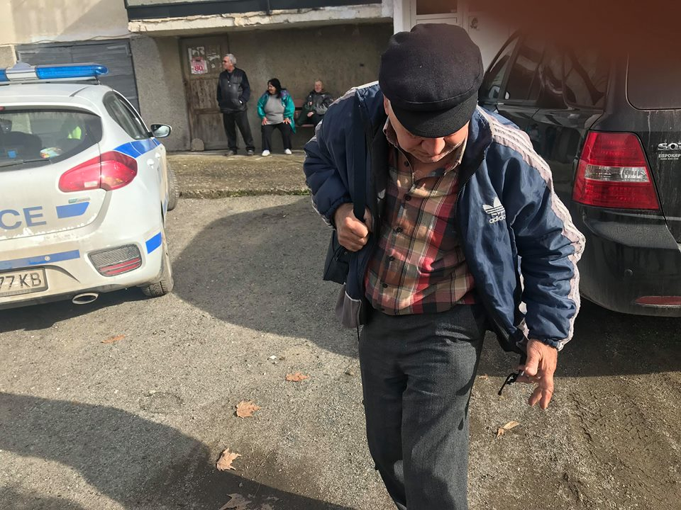 Циганско безчинство в Казанлък! Трима налетяха на дядо заради един телефон и... (СНИМКИ)