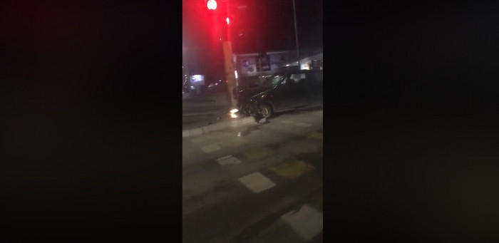 Тежка катастрофа: Кола се заби челно в светофар във Варна (СНИМКИ)
