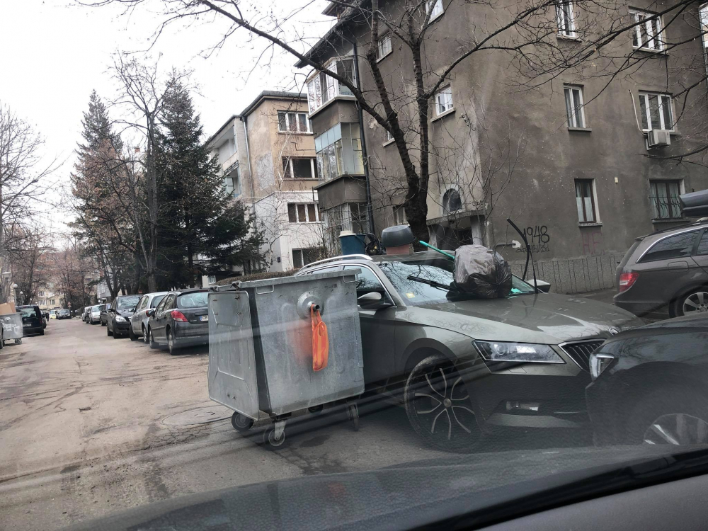 Столичанин паркира лъскавата си кола за 60 бона до кофа за боклук, сега си скубе косата (СНИМКА) 