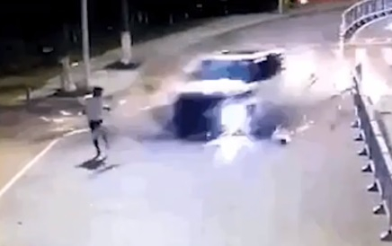Плашещо ВИДЕО: Бягащ мъж по чудо оцеля, след като огромен джип с бясна скорост се втурна към него 