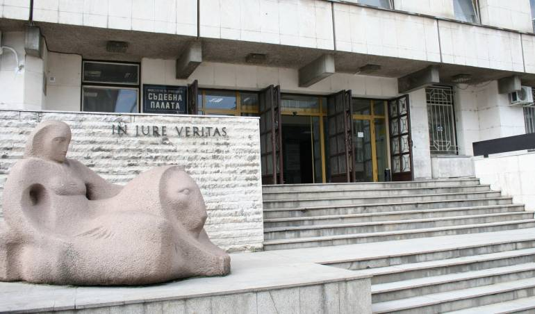 Джигитът, който се прочу в мрежата с бясното си шофиране по търновските улици, може да влезе на топло за...