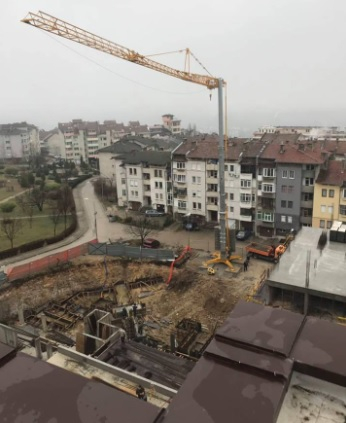 Чудо на техниката: Един от най-модерните кранове в света се извиси във Велико Търново, пазят го от...
