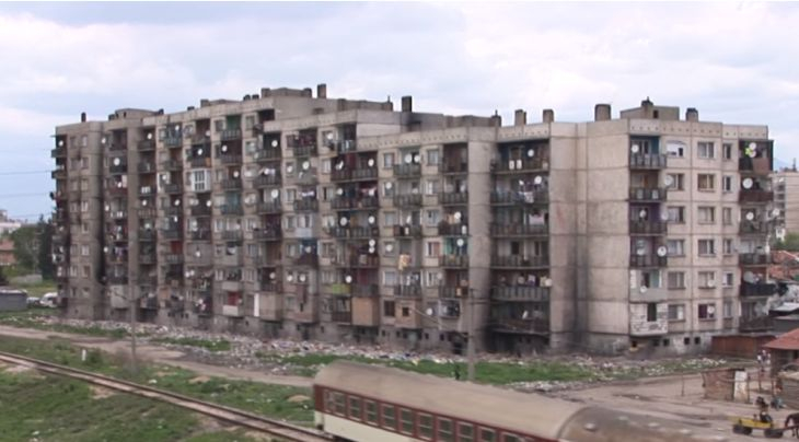 В Казанлък шокирани от кочината, която направиха циганите в санирания блок "Кармен" (СНИМКИ/ВИДЕО)