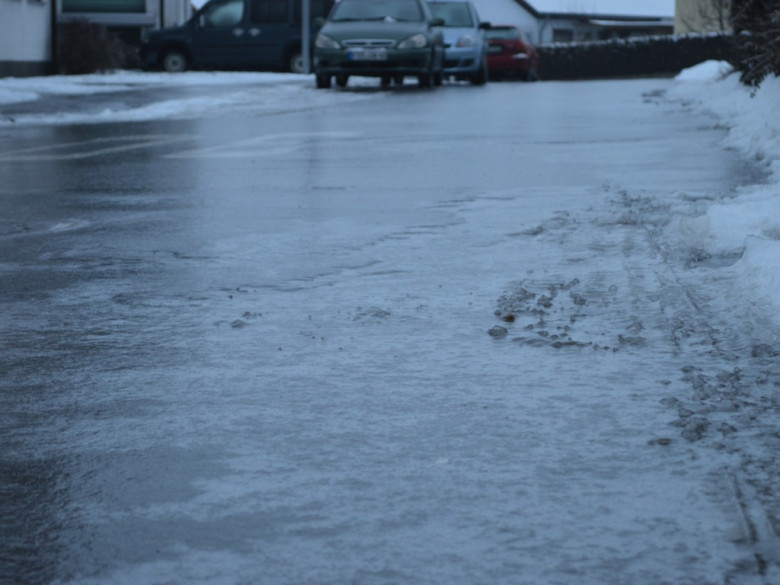 Само опитните шофьори знаят как се спира без проблеми на заледен път