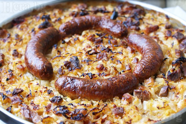 Зимна вкусотия: Това кисело зеленце по добруджански с наденички е любимо на всички вкъщи! (СНИМКИ)