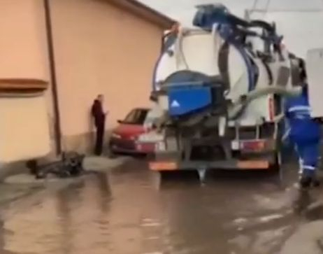 Сигнал до БЛИЦ! Спукан водопровод в Бусманци и Казичане (ВИДЕО)