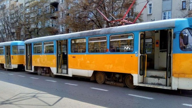 Екшън в центъра на София! Пиян мъж вилня в трамвай и устрои страшен погром, а на информационното табло се появи... (СНИМКА)
