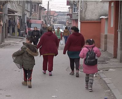 Циганите в Сливен скочиха на Каракачанов: Нашата традиция е да раждаме малки! Той да си гледа военните, нас да не закача