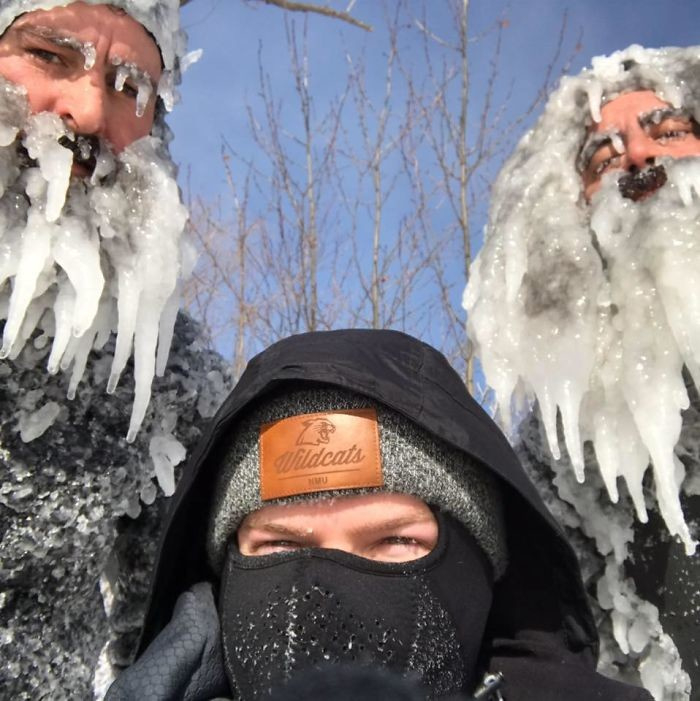 Американски сърфисти яхнаха вълните при –34°C и ето какво се случи (УНИКАЛНИ СНИМКИ)