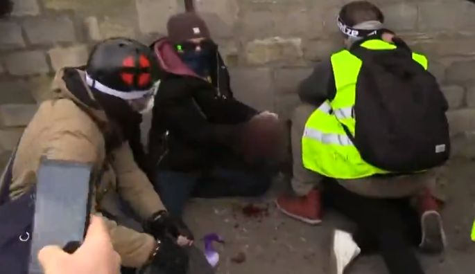 Кръв оплиска протеста на жълтите жилетки в Париж! Граната откъсна ръката на демонстрант (ВИДЕО 18+)
