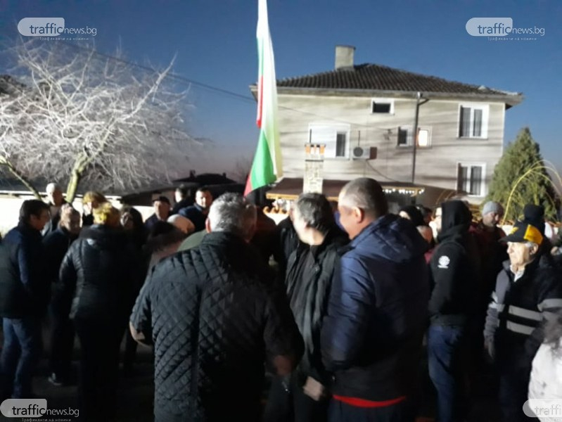 Улиците на Войводиново пак почерняха от народ, хората са готови на крайни мерки срещу циганите (СНИМКИ)