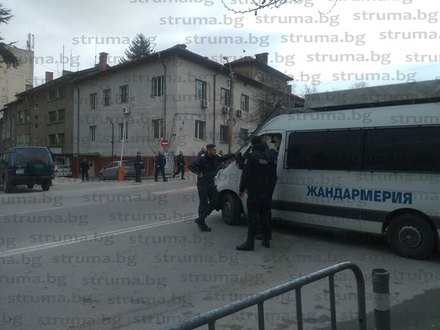 В Дупница пропищяха от акцията на жандармерията, гурбетчия възкликна в мрежата: Тук е страшно, що ли става!