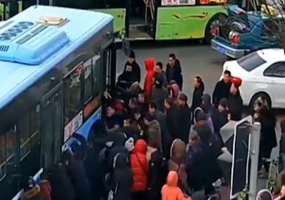 Китайци показаха как трябва да се действа, за да се спаси живот (ВИДЕО)