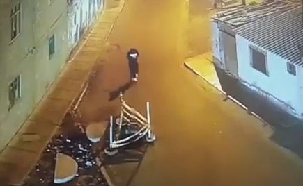 Младеж пропадна вдън земя както си вървеше по улицата  (ВИДЕО)