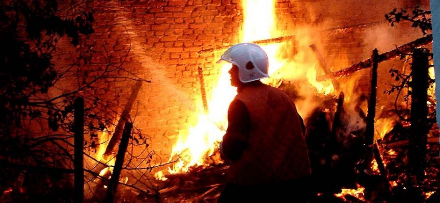 От последните минути: 14 екипа на пожарната се борят със страховит огнен ад във Войводиново