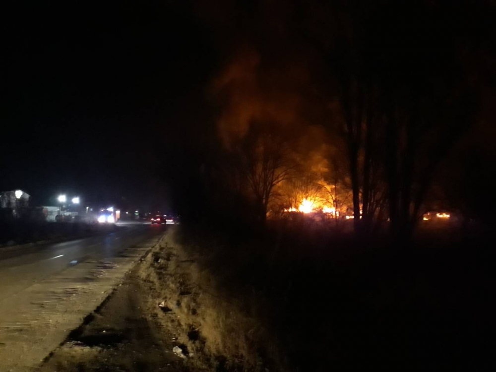 Във Войводиново е страшно! Още пожарни хвърчат към огъня, гори най-голямото предприятие на Балканите за месопреработване! (СНИМКИ)