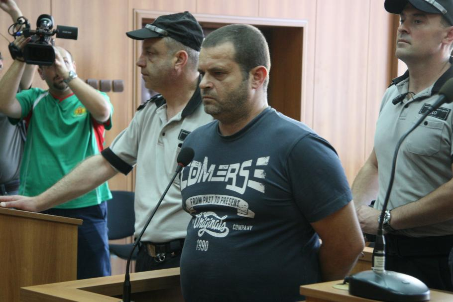 Тежки часове за Илия, обвинен за изнасилване и убийство на доцент, който си поискал секс и пари от студентката Иванка 